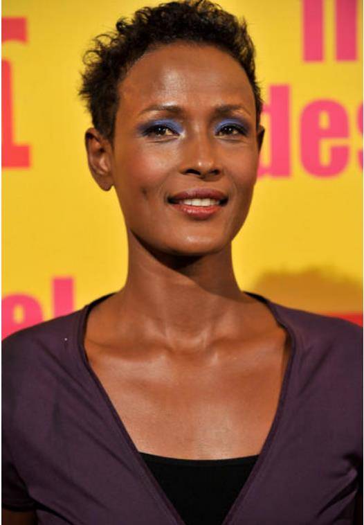 沙漠之花华莉丝:5岁被割生殖器,13岁被卖给老头,却成顶级超模_母亲