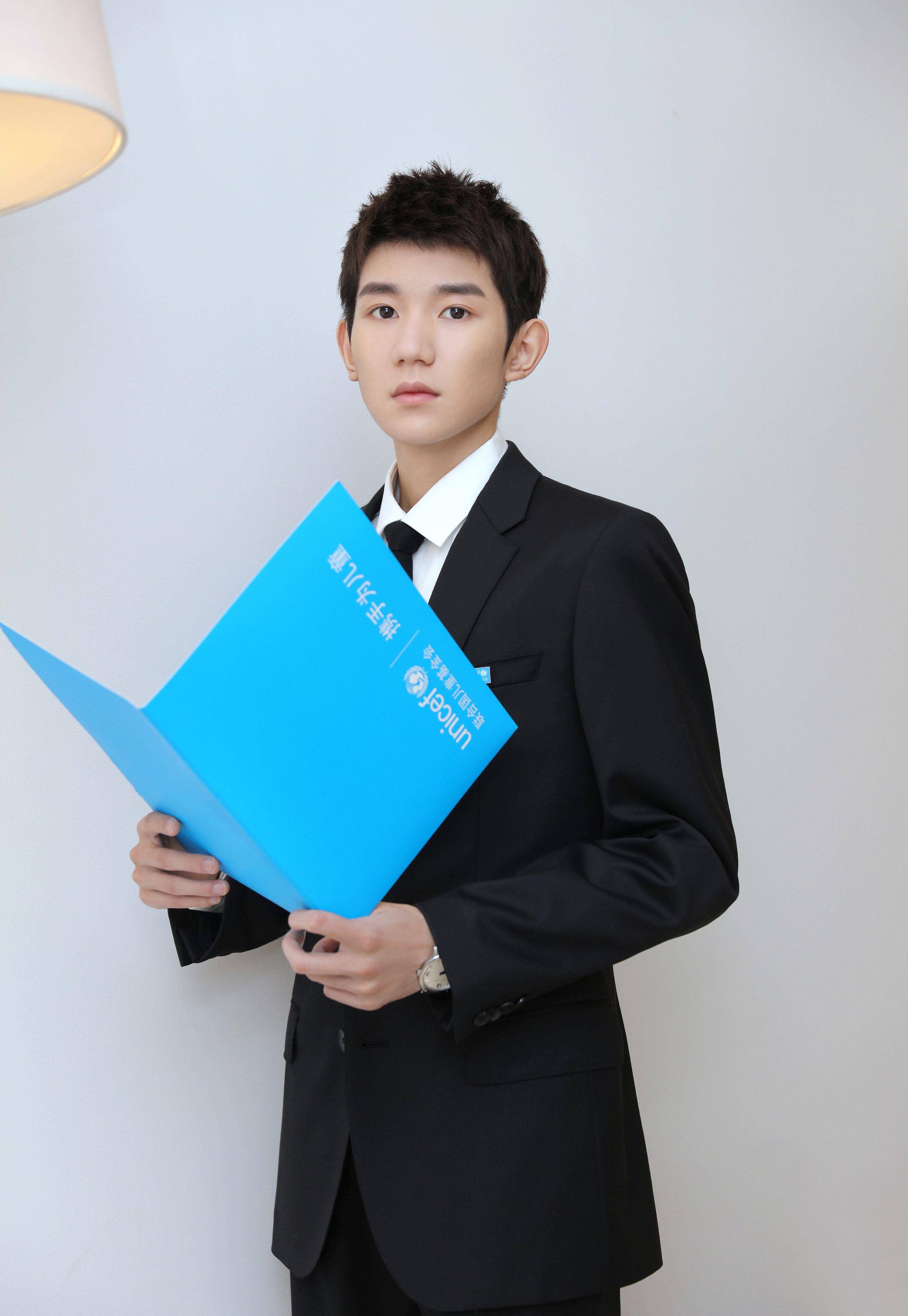 王源在国外留学两个多月后正式回国,机场看起来很时尚,他将参加颁奖