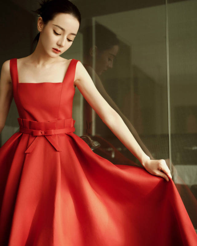 画面中的迪丽热巴身穿红色的吊带长裙,在房间里翩翩起舞,特别的自信迷