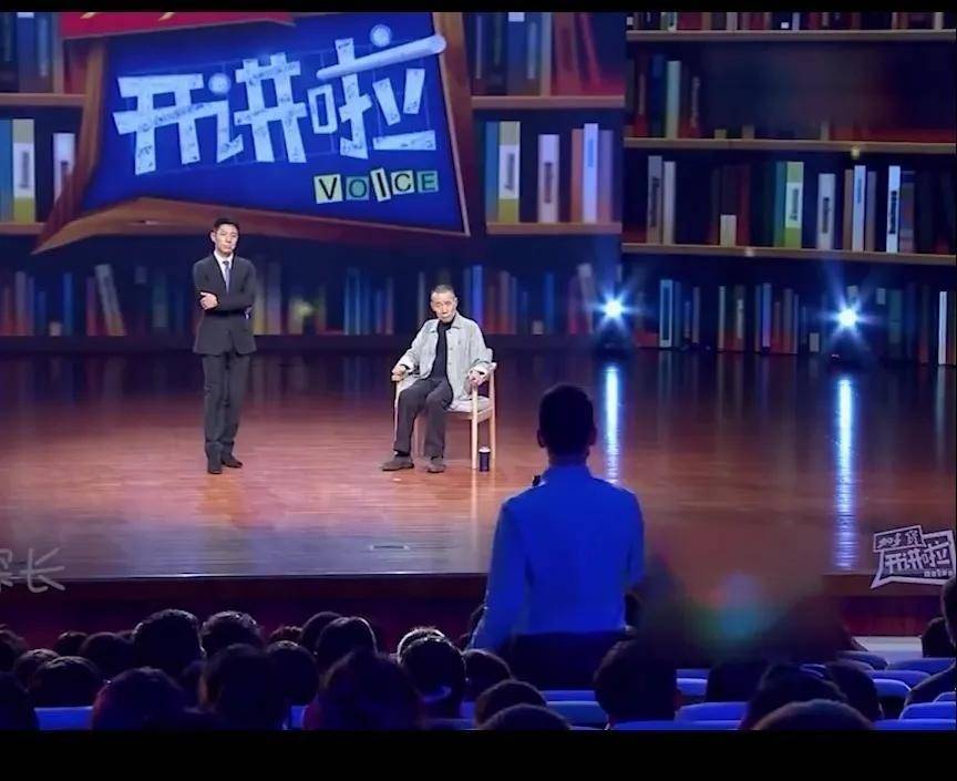 我扮演的第一个角色是在吴京脚下.