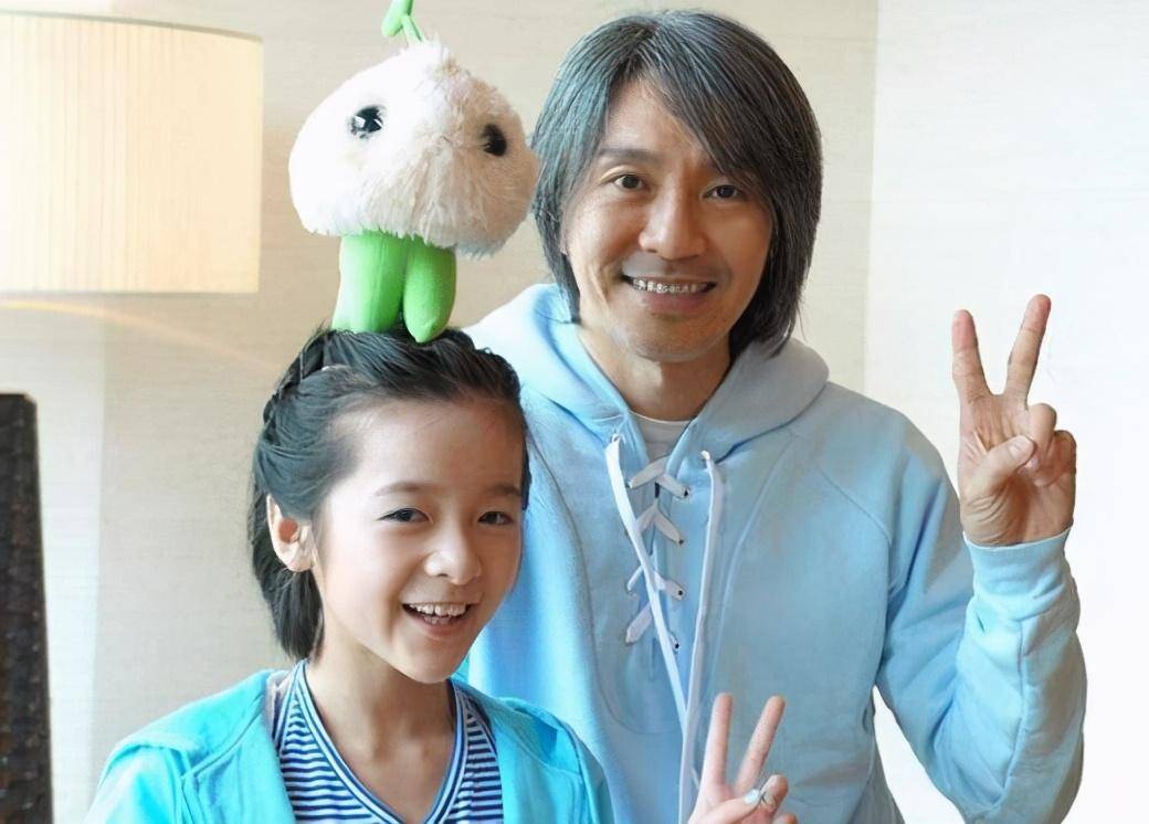 周星驰女主徐娇晒马蜂腰,马甲线同龄人罕见,露脐t恤打扮太招摇_时尚