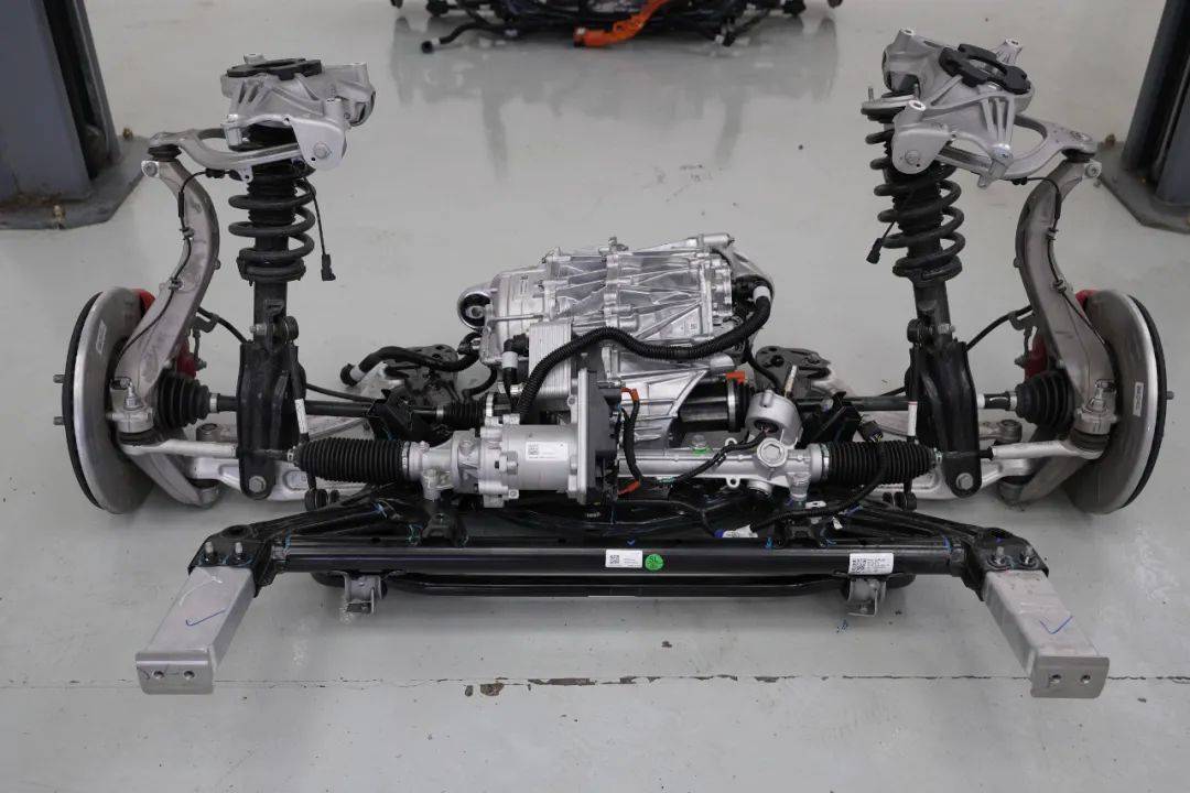 而特斯拉model y的前后副车架则都为钢铁材质