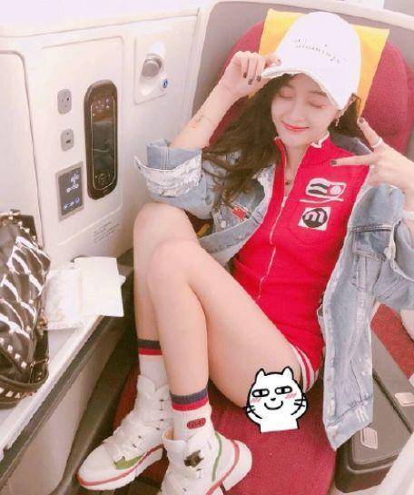 杨超越当众脱鞋,秦岚和谢娜的对比太尴尬了!_网友_节目_观众