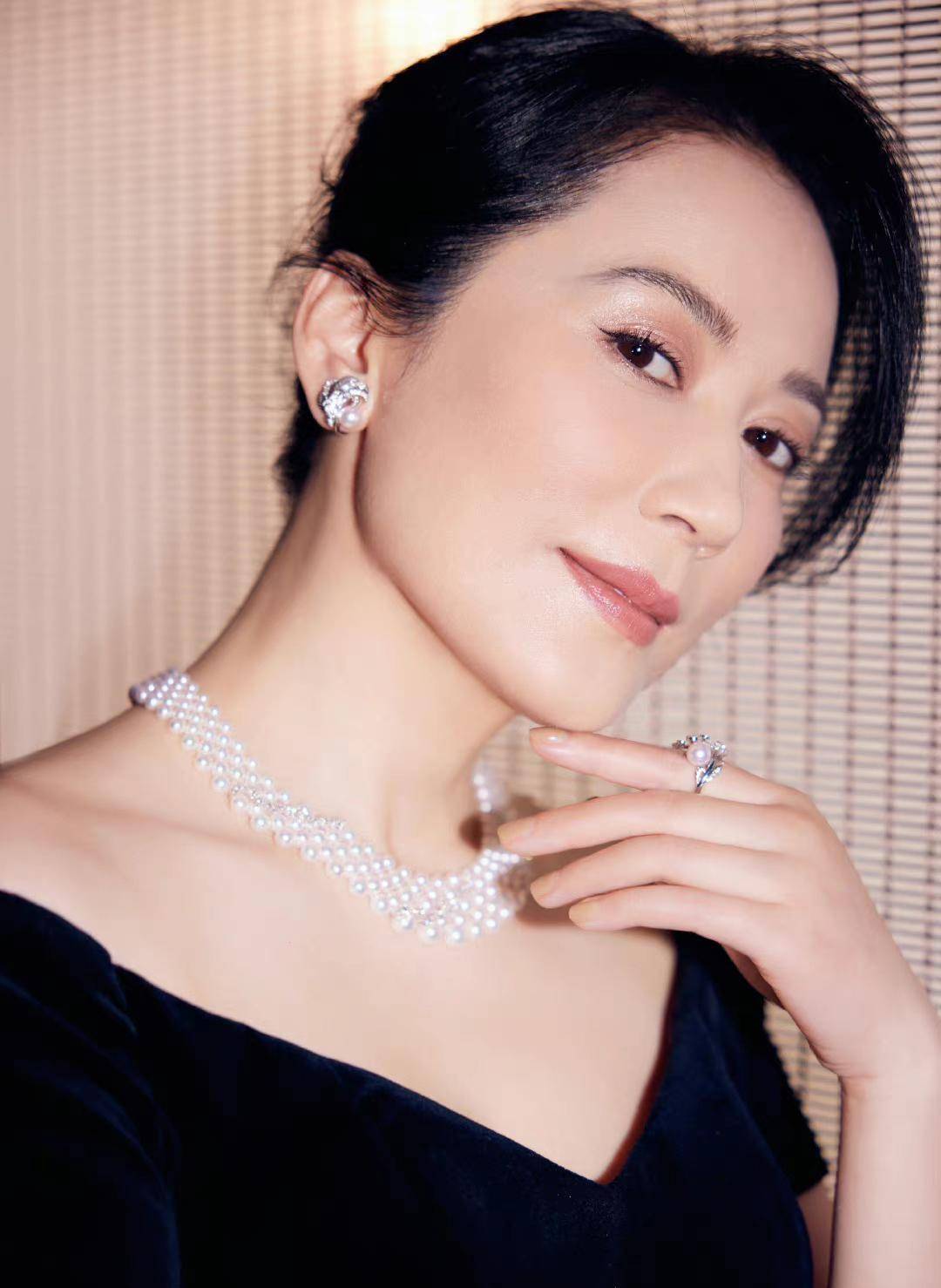 俞飞鸿会穿搭,还会"凹"造型,在气质这块,她拿捏得很到位!