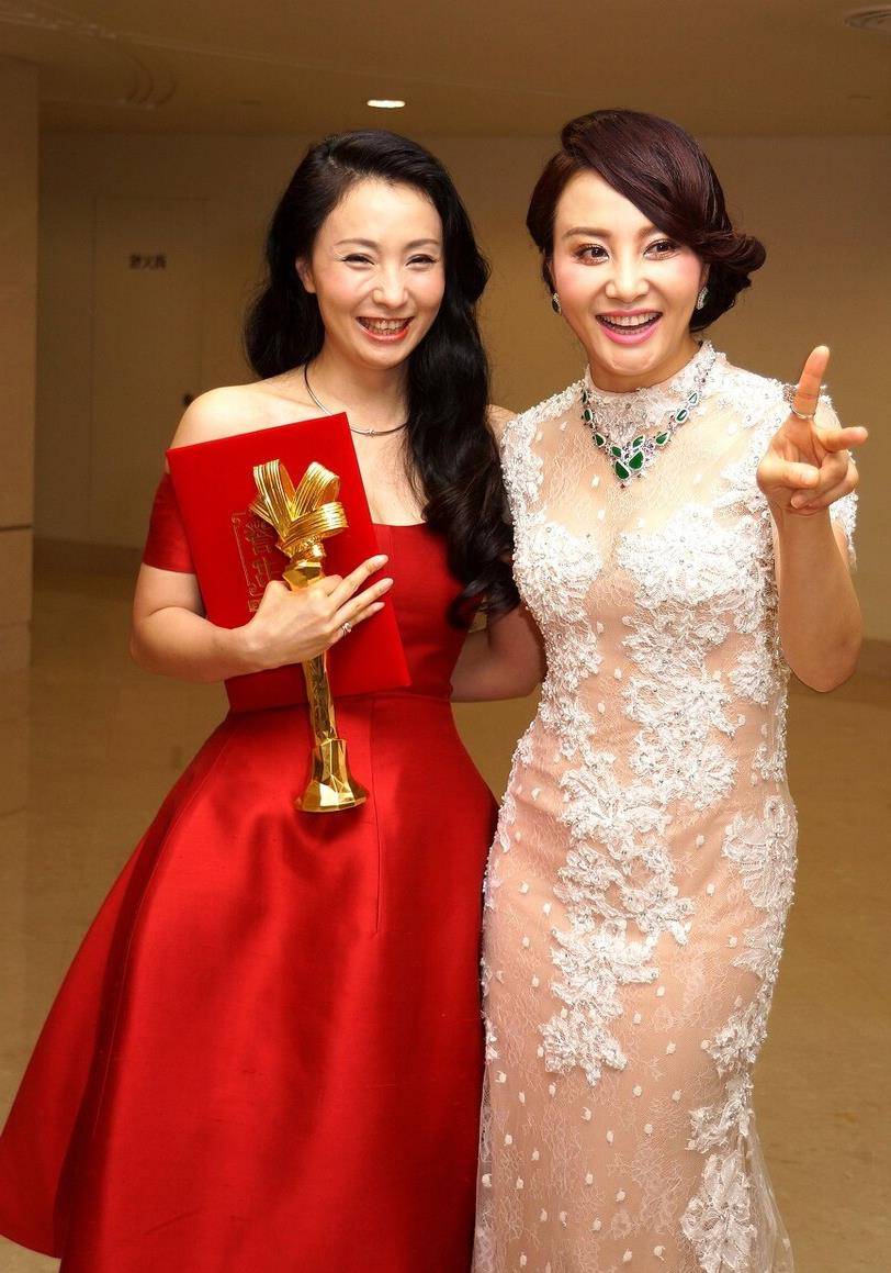 当大陶红遇到小陶虹,穿时尚裙尽显"丰腴美",大两岁更有女人味_气质