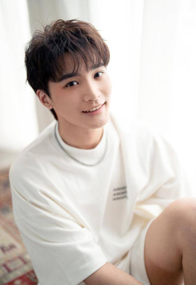 梁霆炜居家男友风写真更新休闲随性清爽帅气_电影_搭档_电视剧