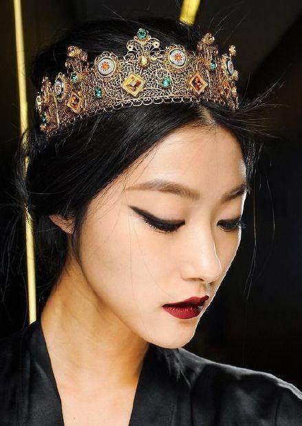 我们知道很多女星都有戴王冠的时刻,但是每个人的气质都不一样,现在