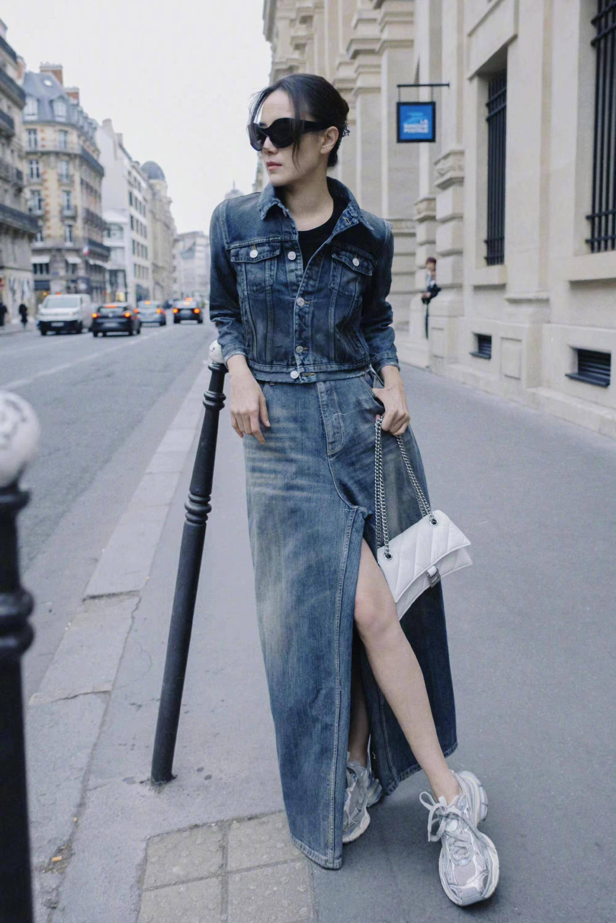 宋佳晒巴黎时装周街拍,穿牛仔装摩登前卫,不知是裤还是裙?