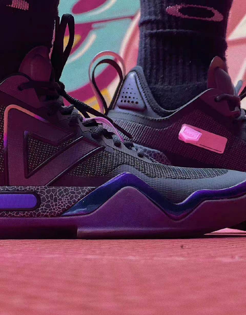 至于这双匹克维金斯一代签名球鞋"dna"配色的鞋型设计方面,其实已经不