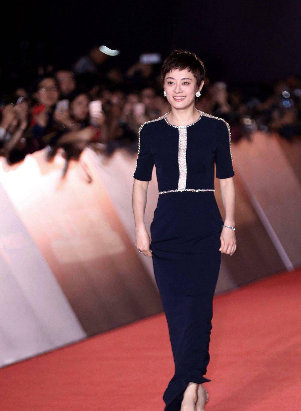 孙俪剪回短发更清新甜美,穿白月光抹胸礼服长裙,秀出优美好身材