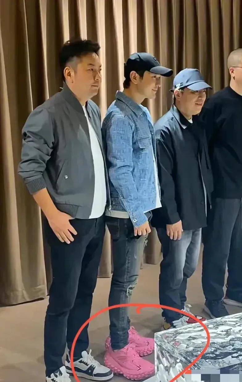 黄晓明踩高帮球鞋,道出质朴真相_身高_鞋子_因为