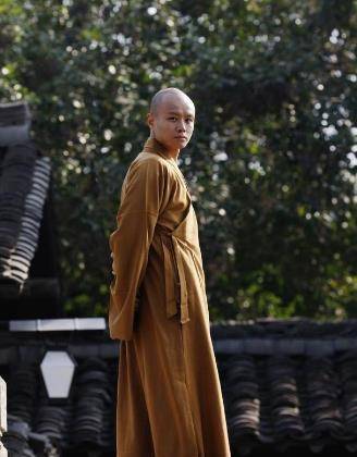 乐嘉从金牌主持变街头卖艺,曾怼金星与宁静,如今出家为僧_节目_谢娜