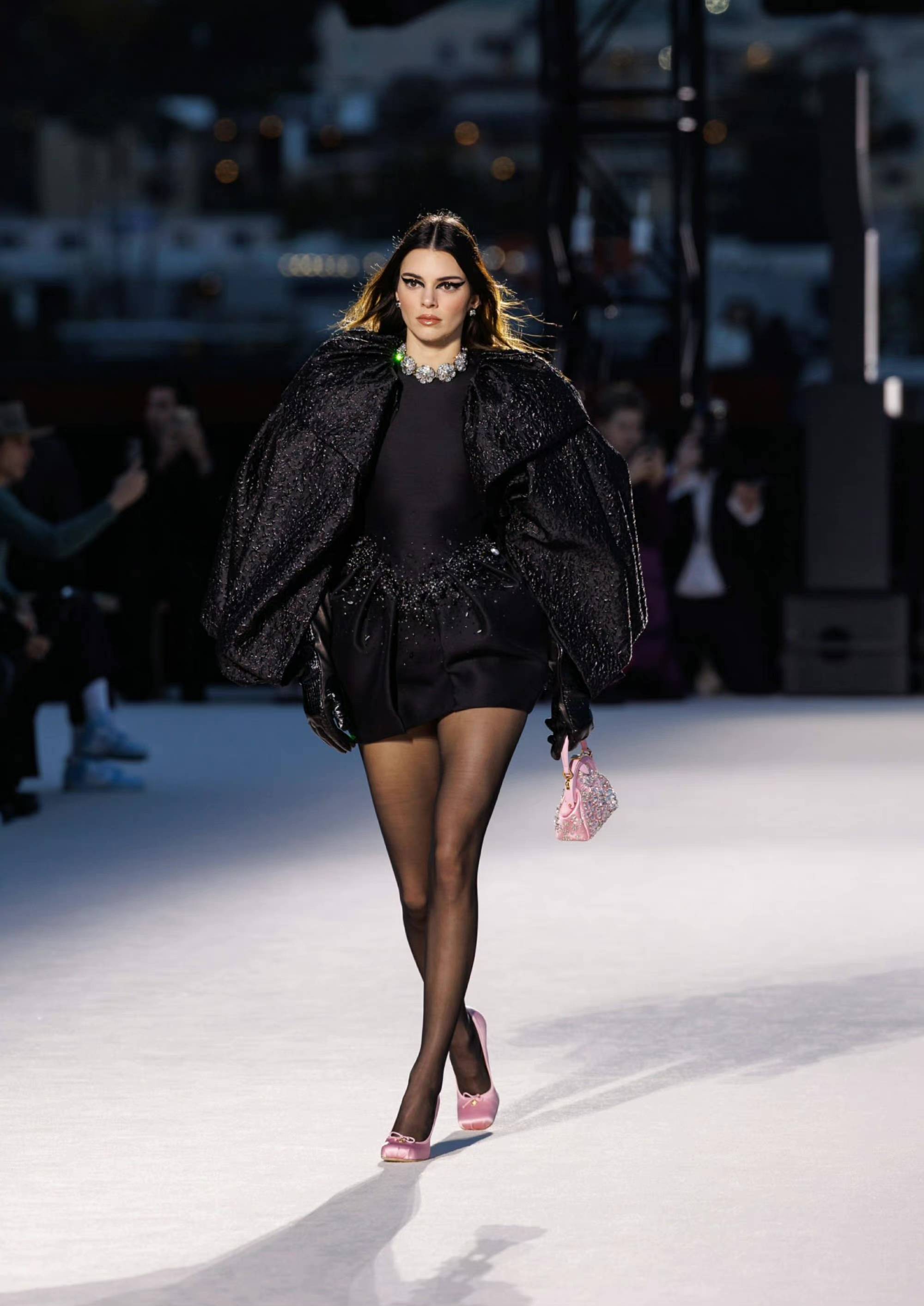 领闭场的是网红超模kendall jenner(肯豆)▼国模贺聪也有走▼▼c罗前