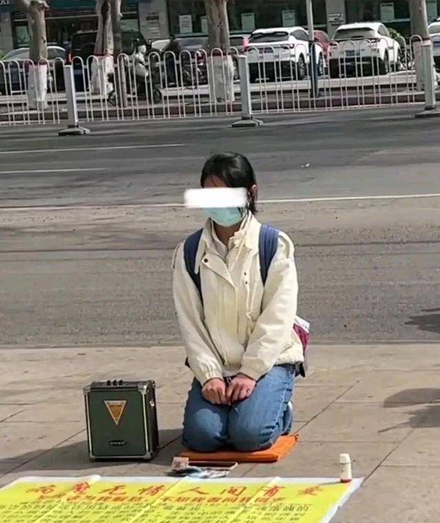 女子身体健康,跪地乞讨要钱,旁边男子身体残疾,却坚持摆摊赚钱_对比