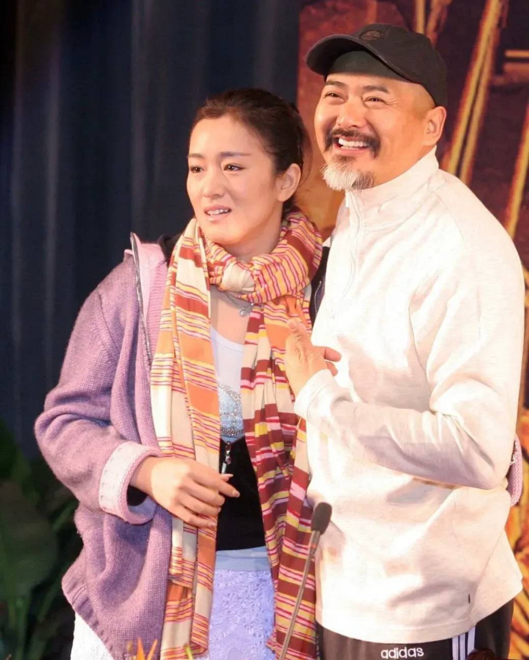 67岁周润发不服老,胡子花白打扮像年轻人,同框巩俐全程抱怀里_造型