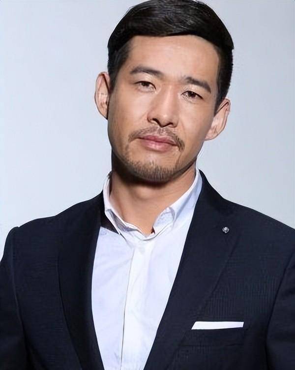 当时,导演在拍摄电影《街头霸王》,主演是岳松,还请了很多明星来客串