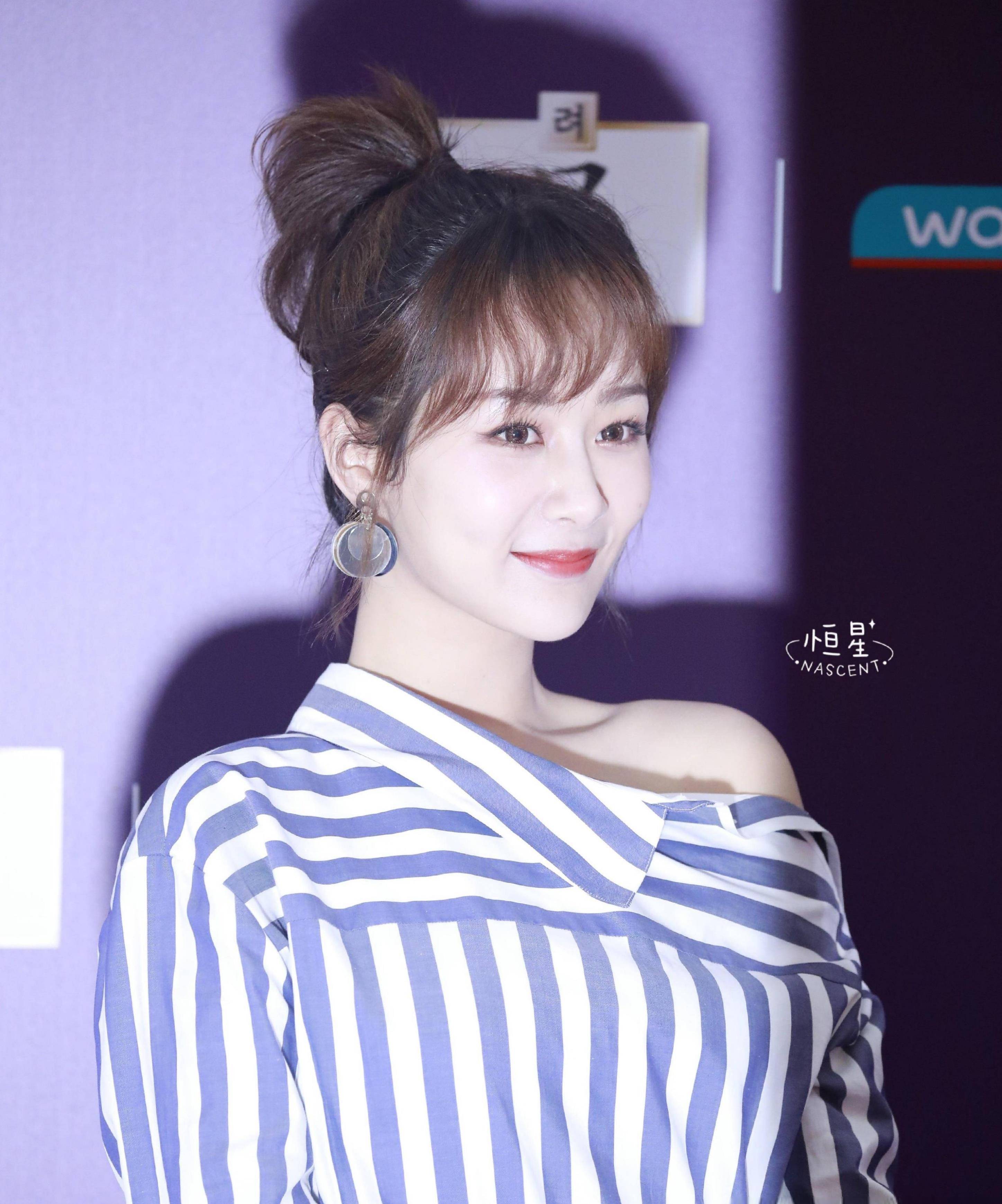 优雅大气2020年的紫色蓬蓬裙2021年的白色拖尾长裙不禁感叹杨紫这几年