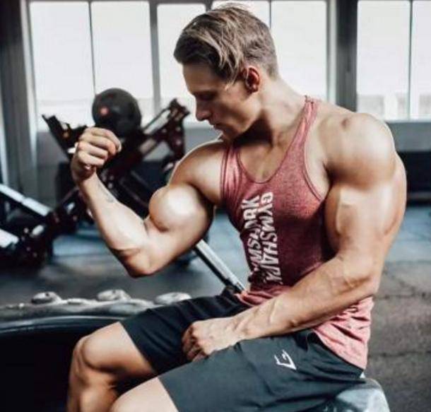 英国性感肌肉男,拥有天使般面孔和魔鬼身材,吸引千万女粉丝痴迷_健身