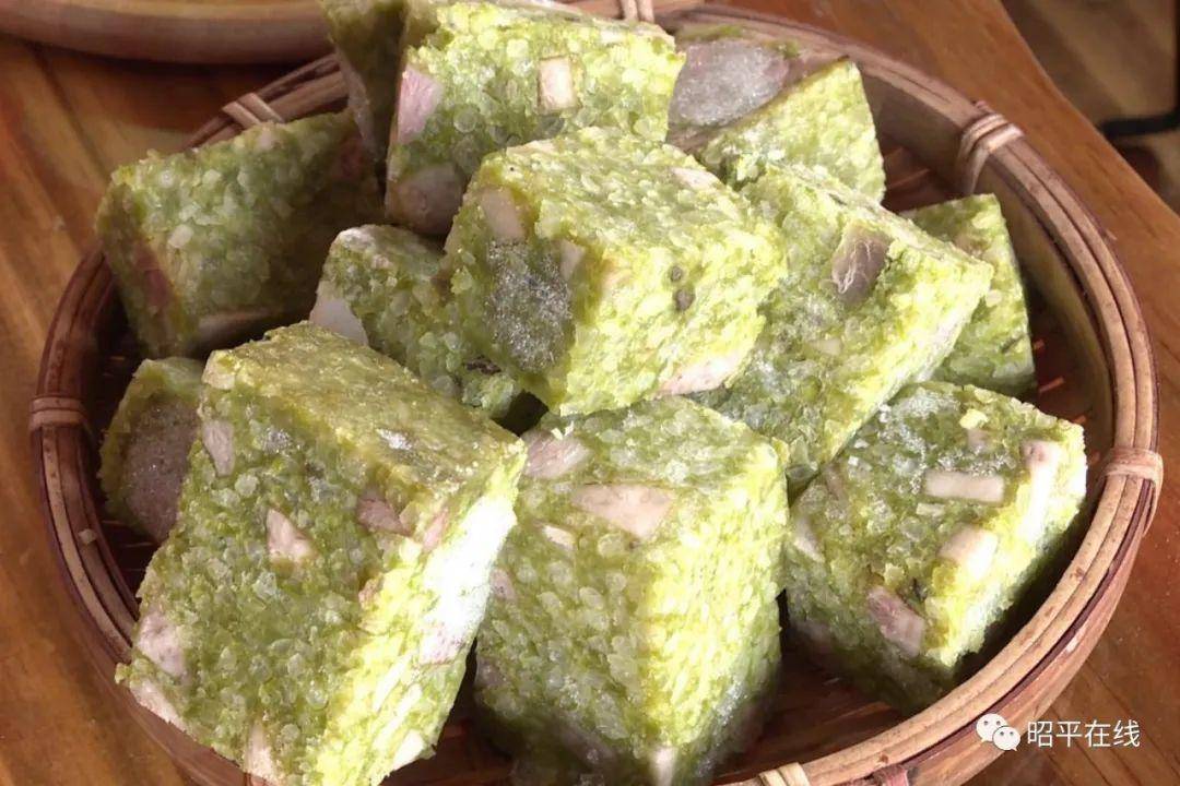 昭平绿茶做的年糕等点心以及当地的砂糖桔,甘蔗,马蹄,花生等摆盘上桌