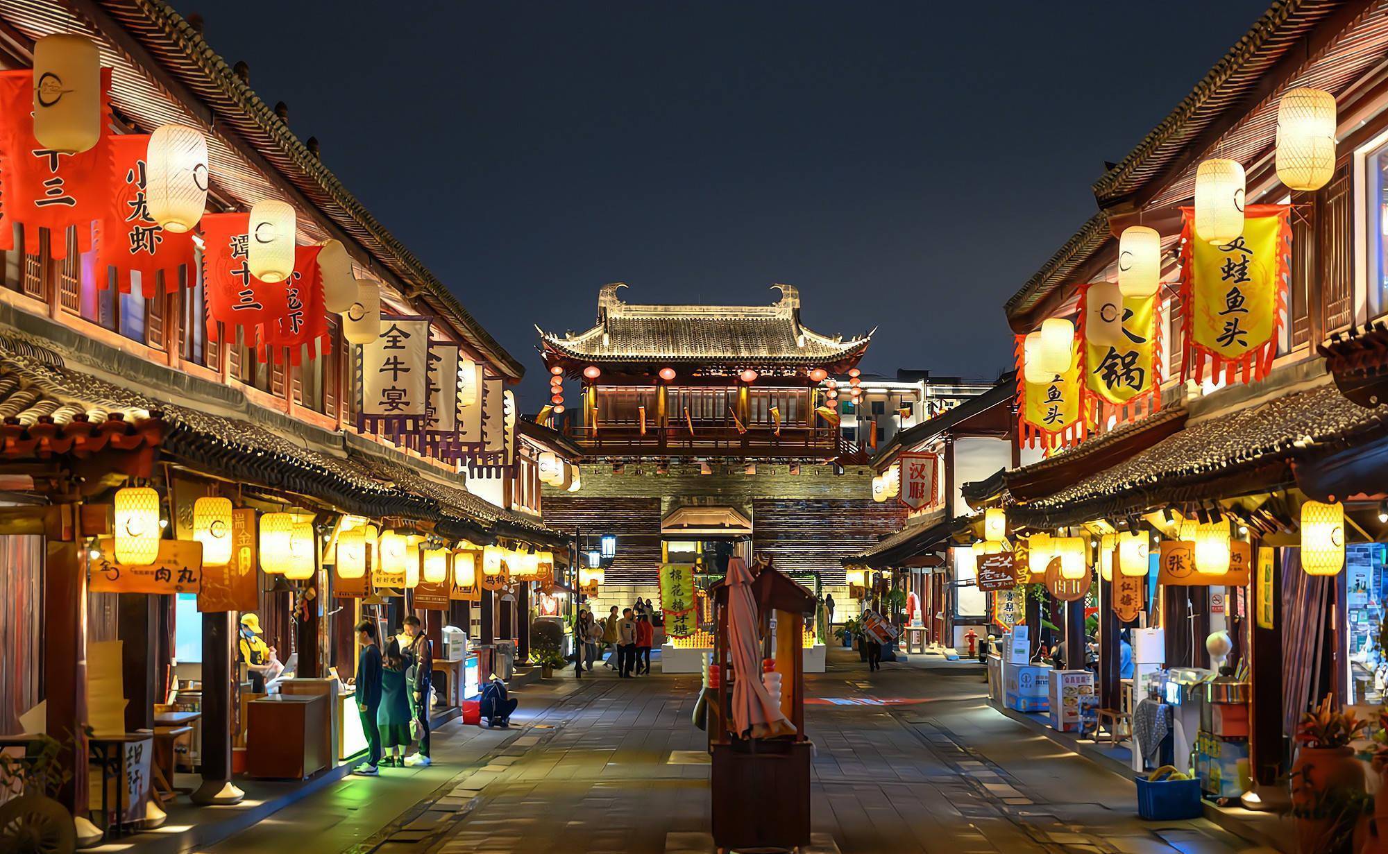 赣州四贤坊,记载了赣州4位历史名人,仿古商业街极具网红气质_广场