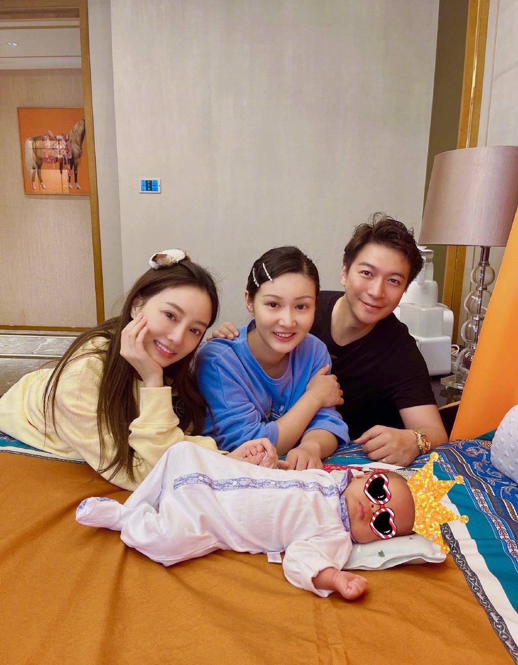 李小璐微博:很久没抱这么小的宝宝了,软软的好可爱_孩子_贾乃亮_情况