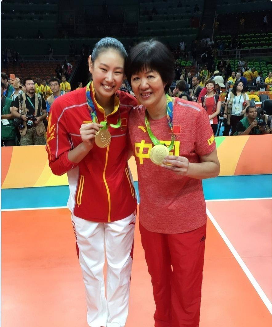 郎平和蔡斌的执教水平,颜妮是块试金石,球迷:高下立判_拦网_体育_对手