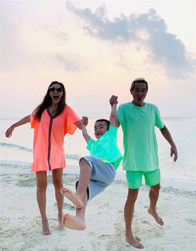 外公外婆带着jasper玩,把废纸箱做成了坦克玩具_应采儿_陈小春_照片