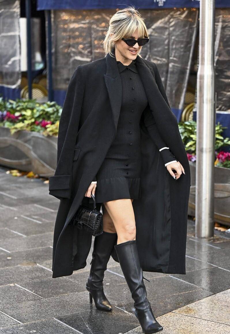 阿什莉-罗伯茨最新街拍,黑色外套搭配过膝长靴,简约干练气场十足_衣服