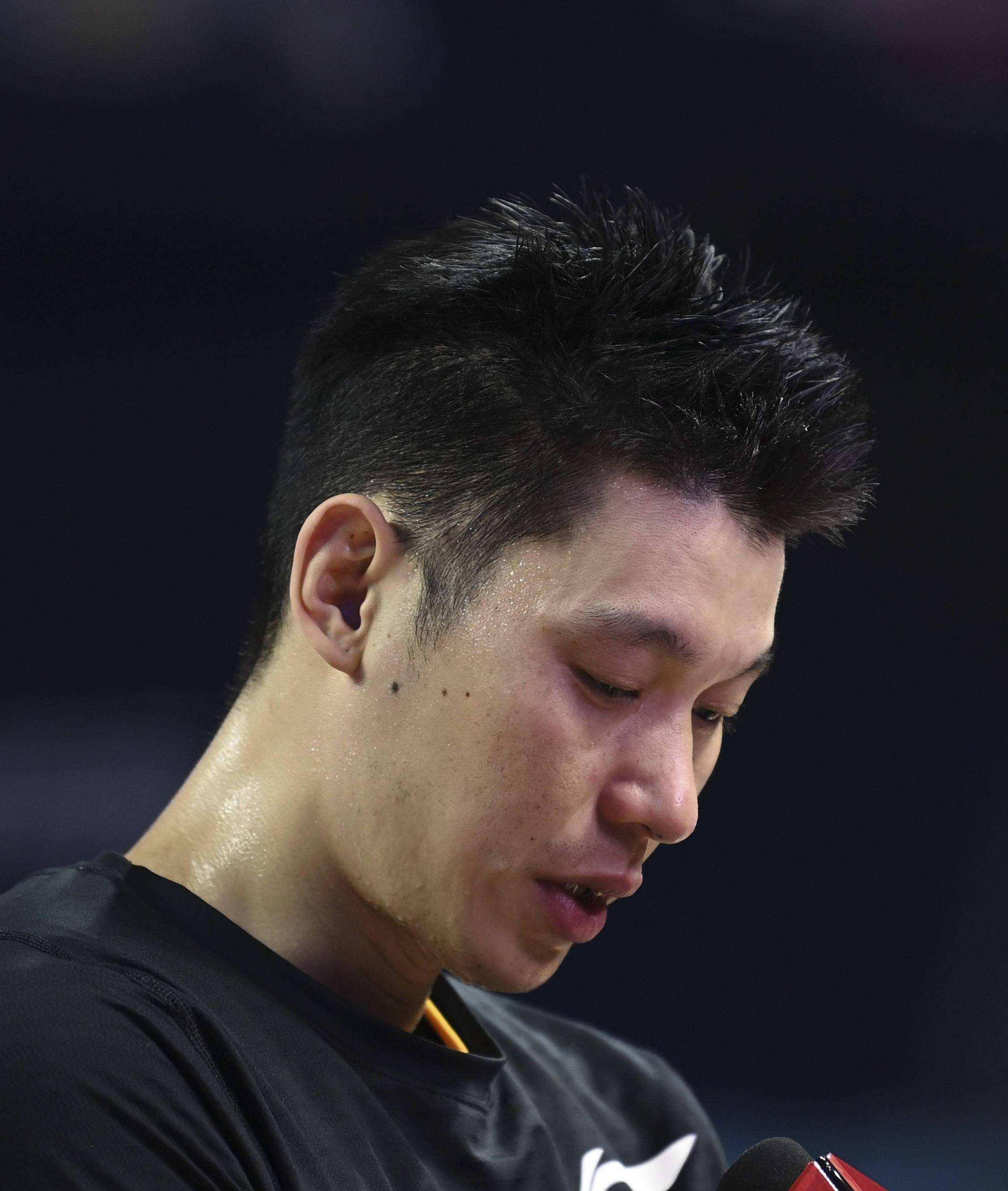 林书豪渴望地望着球场!本场一秒没打_广州_比赛_外援