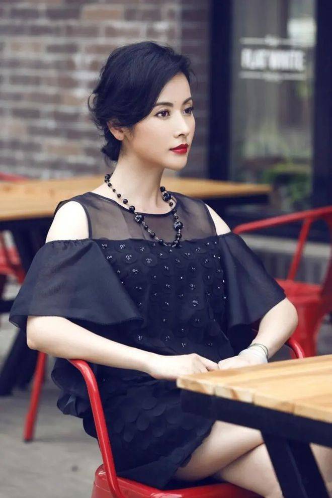 演员杨明娜:二十年前跟吴京演cp,最美师娘当年是美艳蚌精_角色_长辈