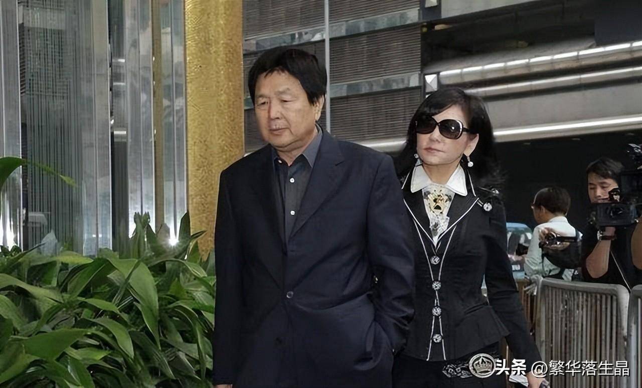 周凯旋出席晚宴,打扮优雅显得贵气十足,和刘嘉玲同框比美_李嘉诚_女人