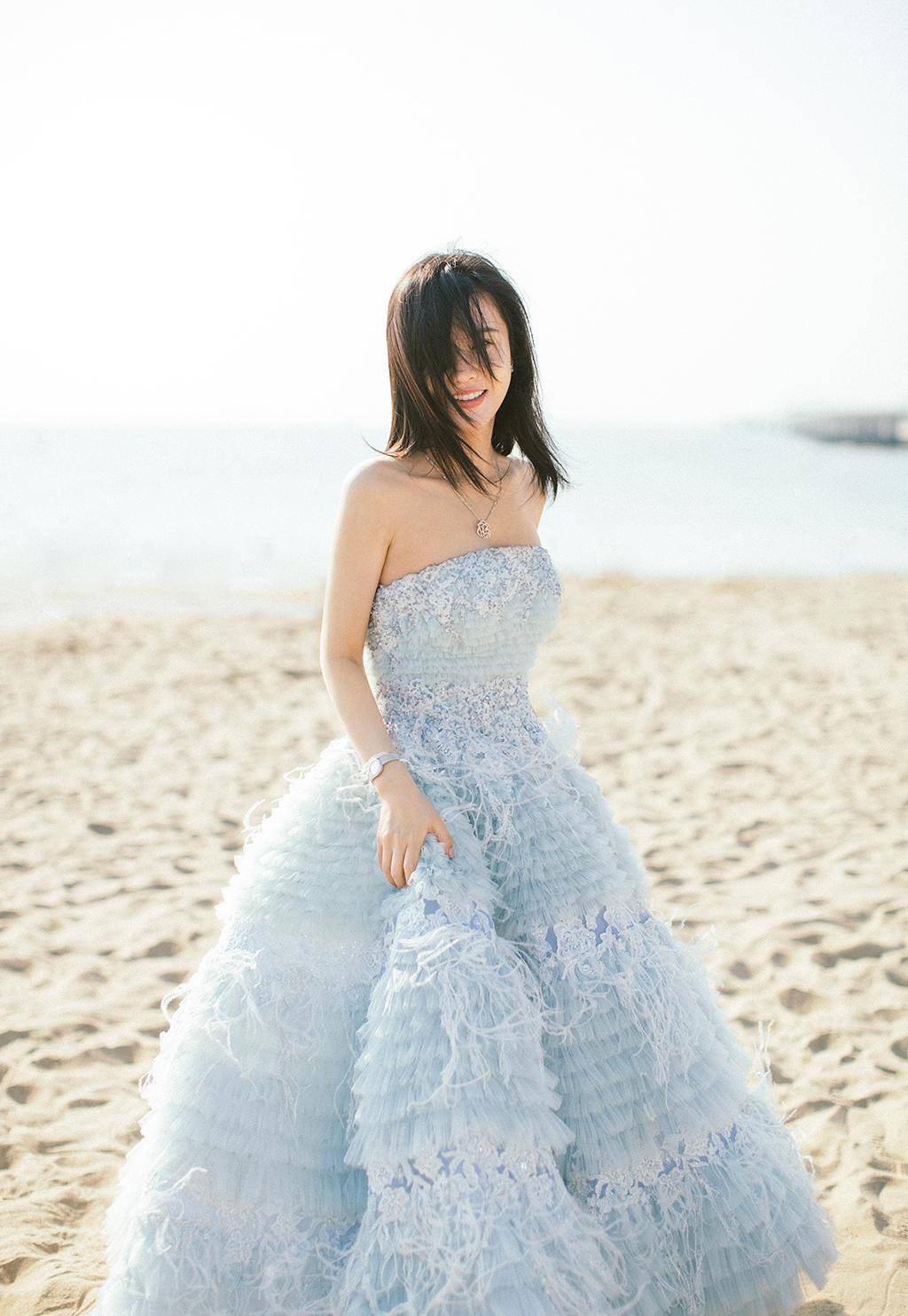 杨子姗身穿白色蕾丝连衣裙文艺优雅,而一袭抹胸礼服裙梦幻时髦!