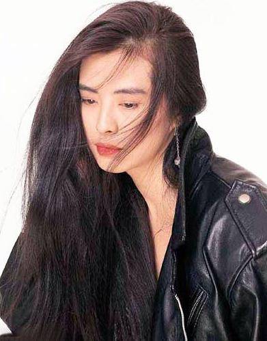 那一年的王祖贤28岁,经过这一系列的事情之后,她反而看淡了很多,决定