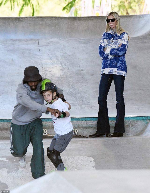 卡陪娃学滑板,亲自陪练挺严格,11岁女儿肉嘟嘟却也越发漂亮_阿拉贝拉