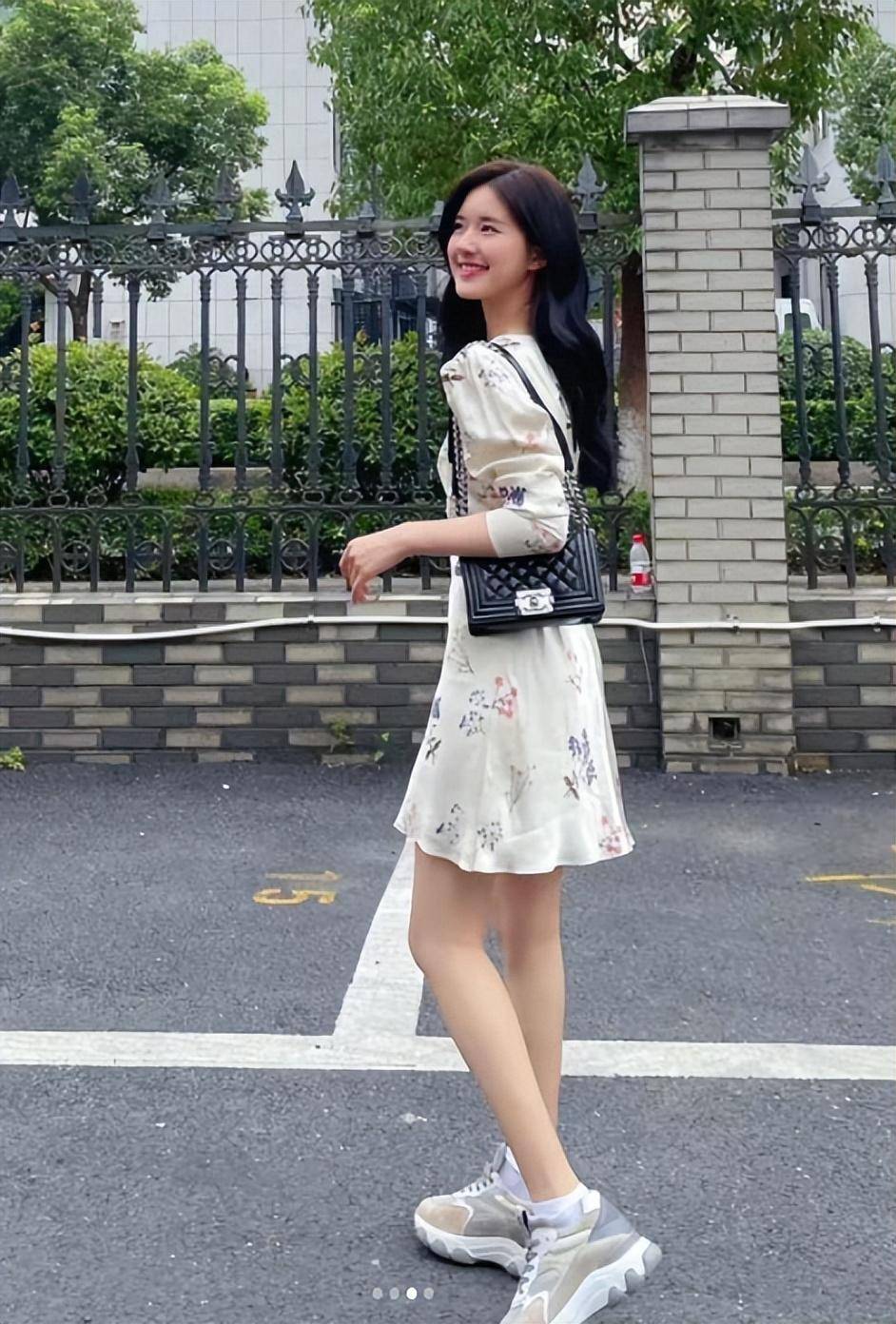 2023春夏时尚,95后小花赵露思,穿得甜美活力,元气感满满