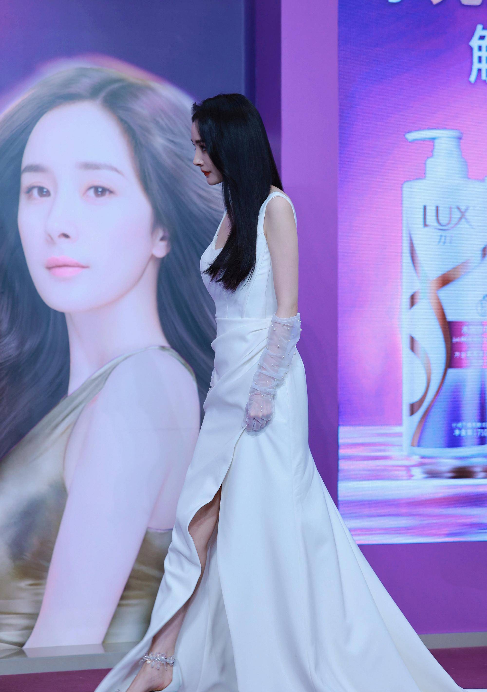 杨幂白色绸缎开叉长裙高清写真,演绎典雅大气之美!_造型_活动_力士