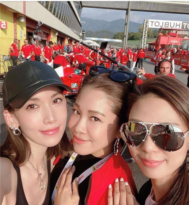 陈若仪和林志颖一起参加赛车活动,和闺蜜在现场玩自拍_照片_生日_超越