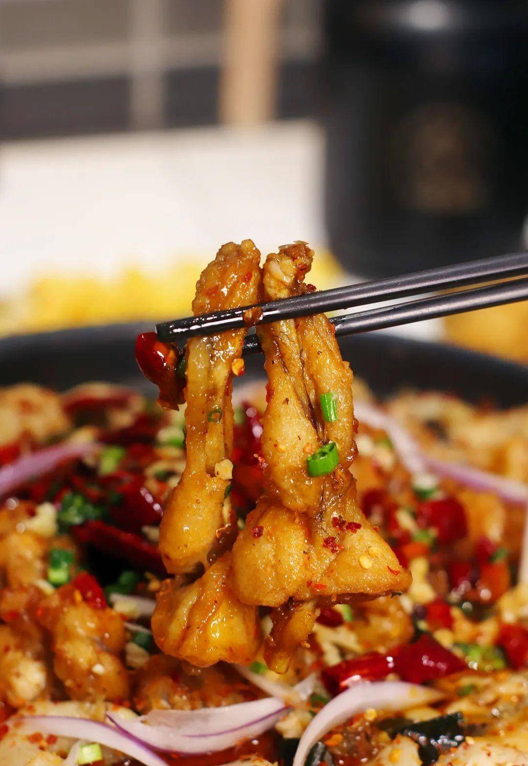 (图片来源于网络,仅供参考)一份美味的干锅蛙还非常下饭香喷喷的米饭