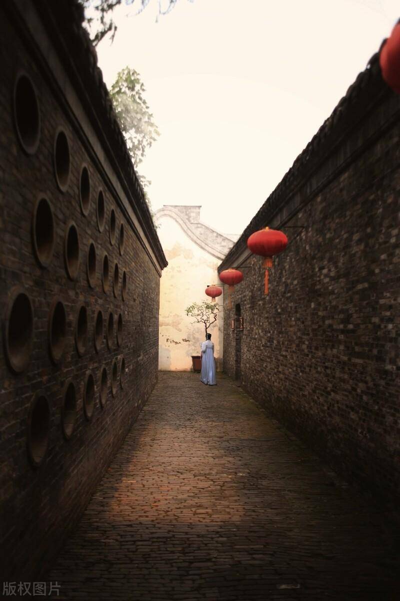 敲窗,瘦西湖畔氤氲,还有一个着绿衫的扬州女子撑着油纸伞在深巷中疾走