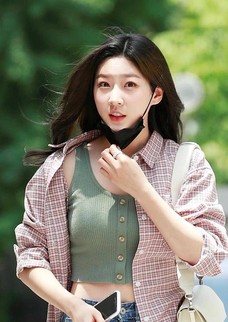 韩国女星金赛纶伪造工作经历惨遭出卖,恐遭起诉,网友:教坏孩子!