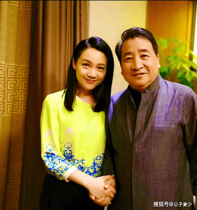 女方举止主动被指抱大腿,亲密挽手令人遐想_赵本山_表演_老公