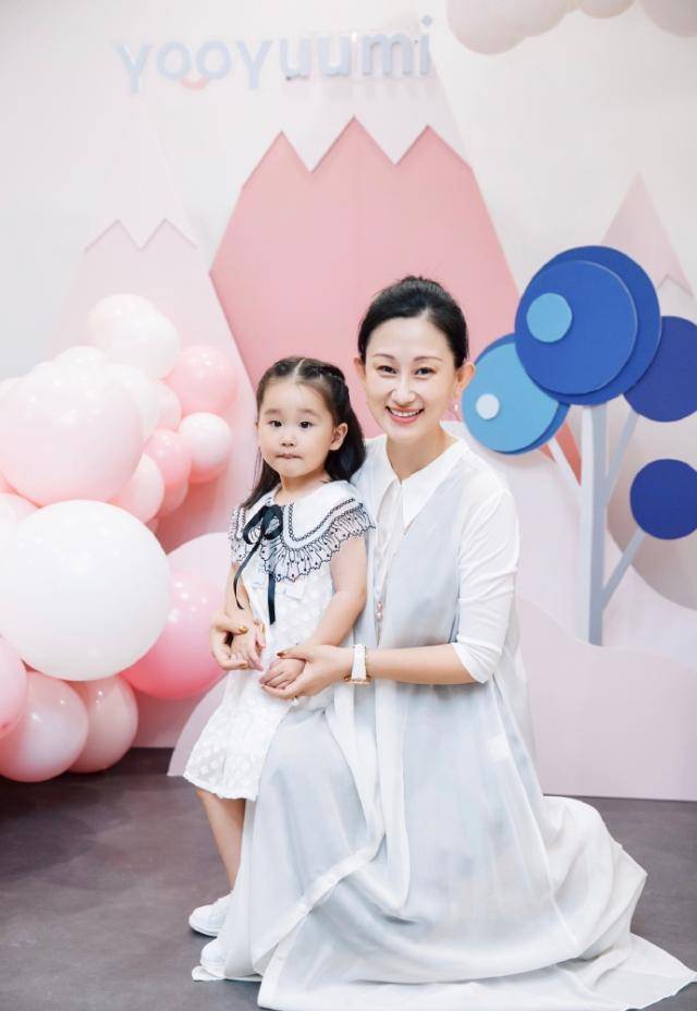 赵文卓张丹露到机场接女儿,父女俩紧紧抱在一起_时间_儿子_妈妈