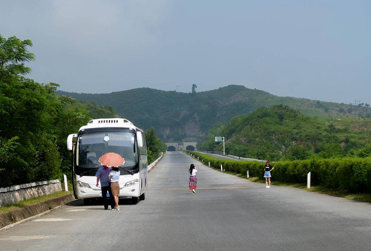 因为朝鲜高速公路修建年代久远,而且缺乏必要的保养和维护,所以路面