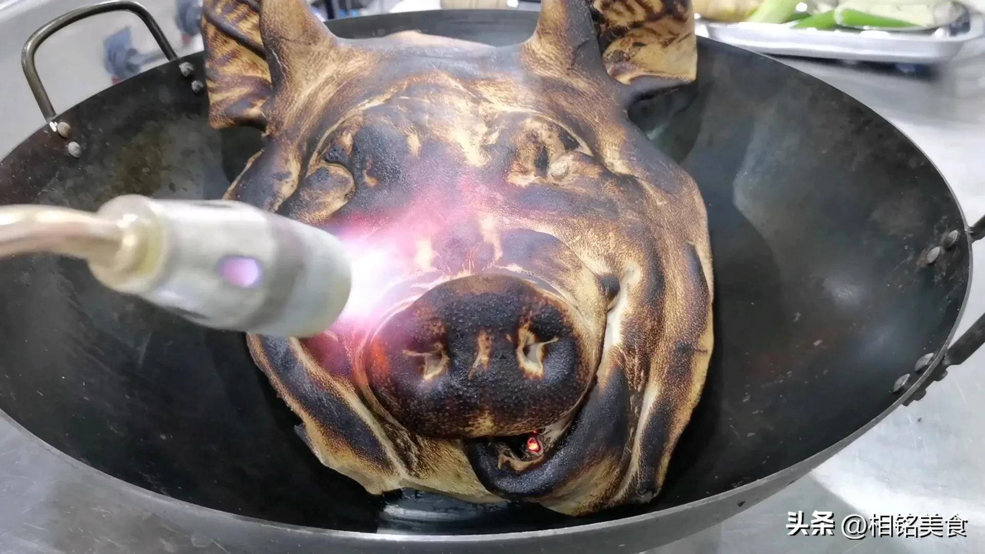 猪头怎么做才好吃,大厨分享农村特色做法,筋道q弹太香了_小时候_猪皮