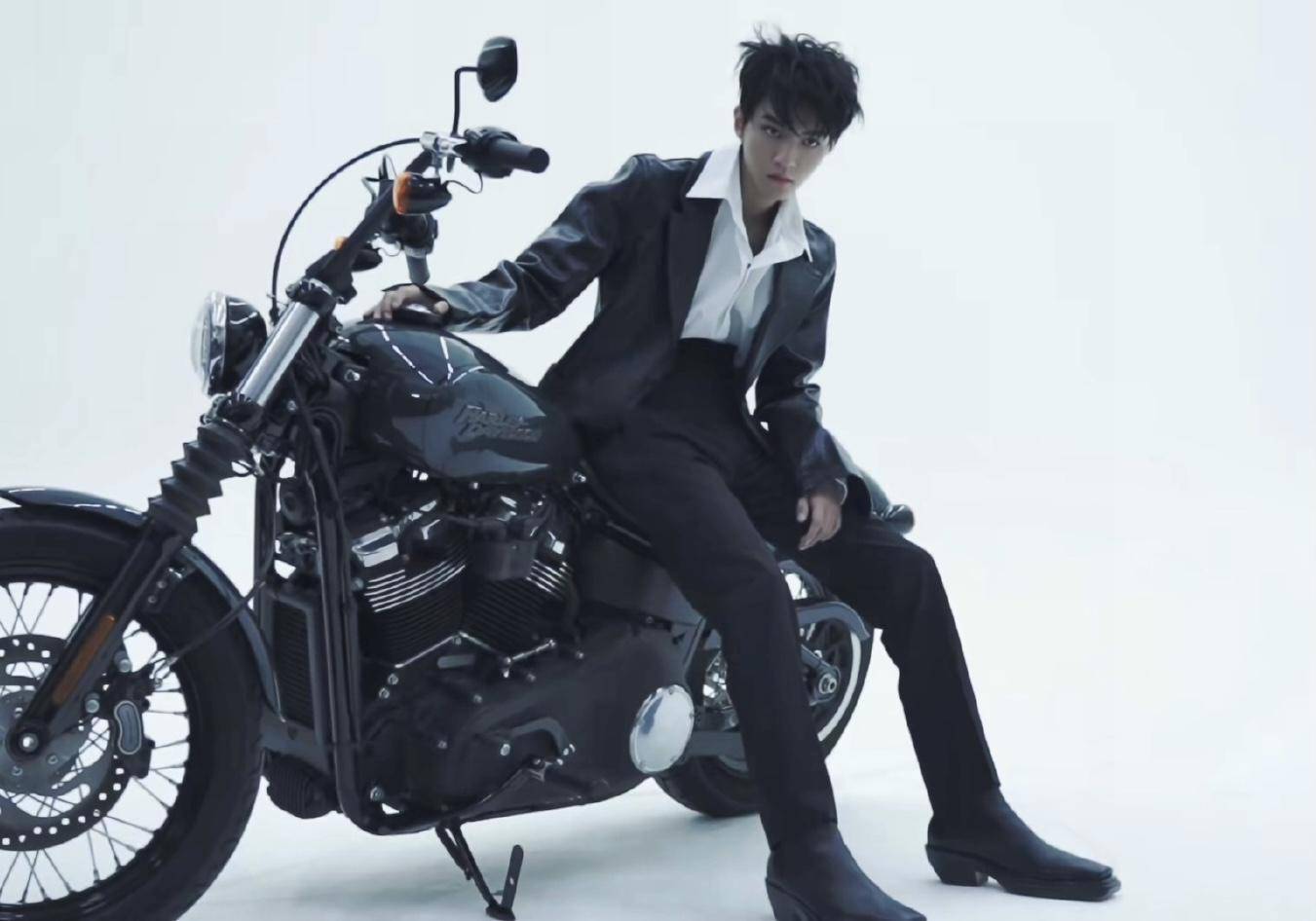 王俊凯成官媒收官刊封面人物,自豪是中华儿女,摩托车黑西装酷帅_风格