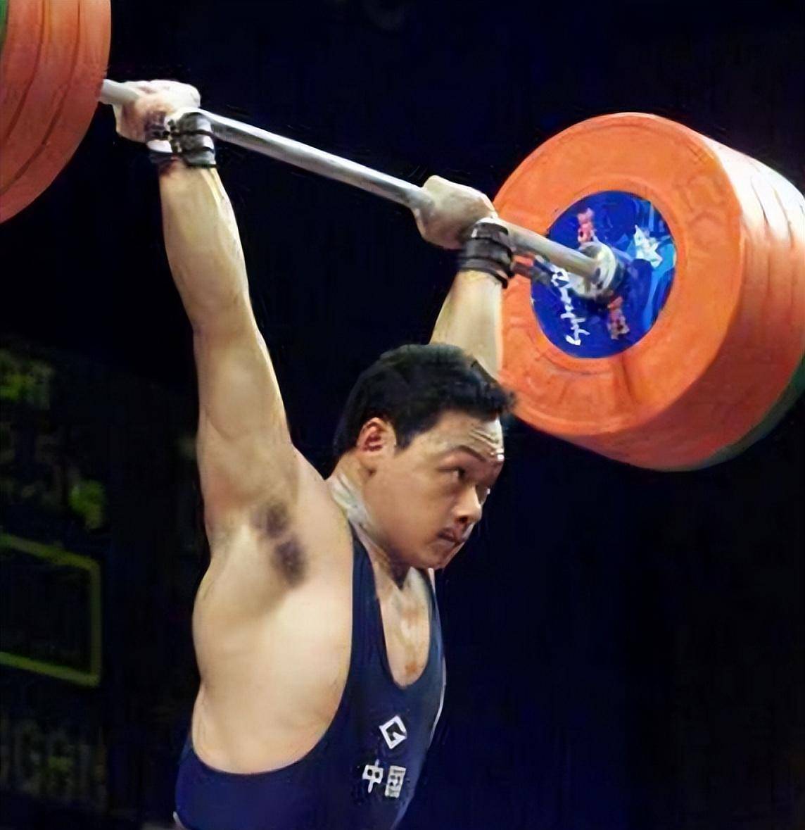 占旭刚:中国力王一战封神,退役后迎娶空姐,如今官至副厅级_举重_选手