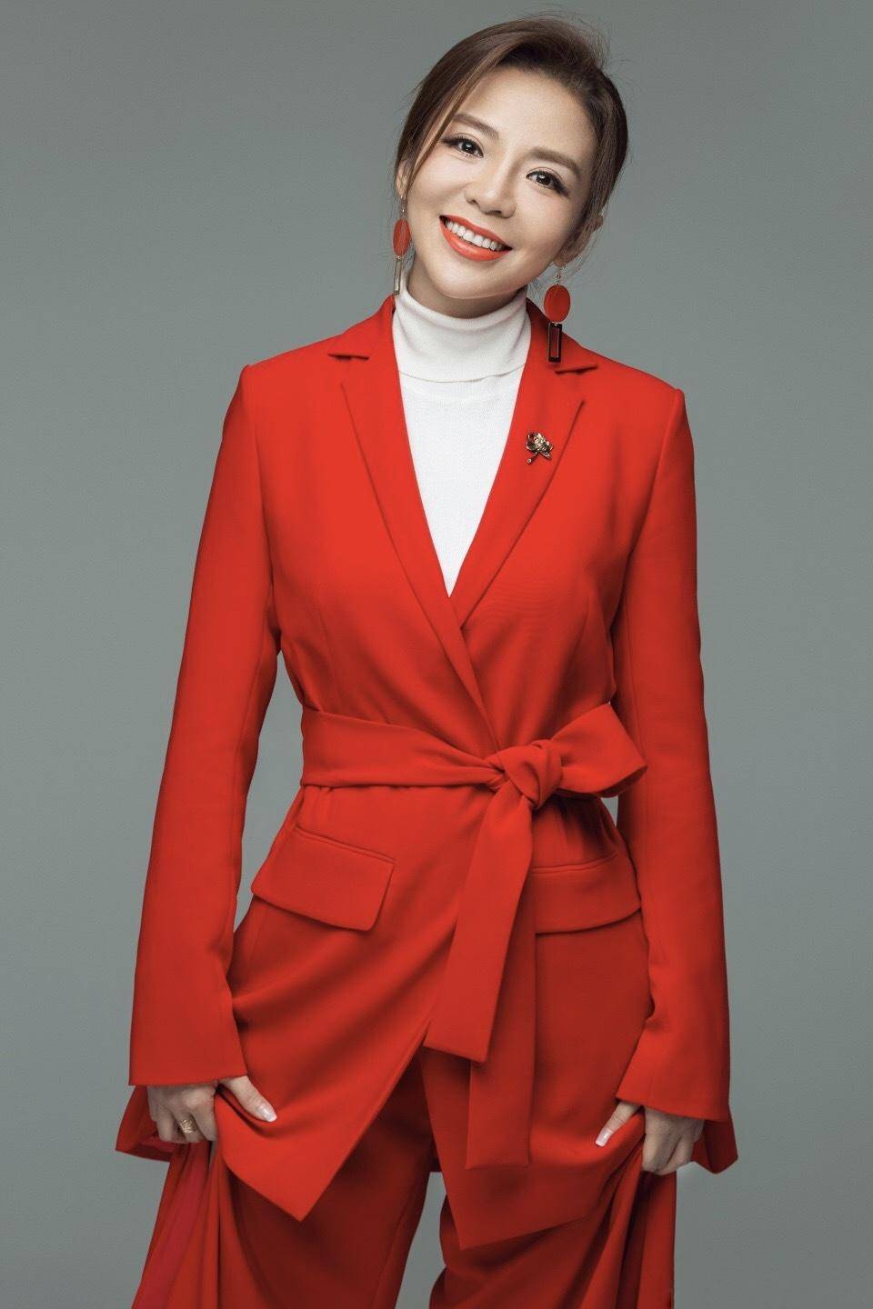 奔五的朱迅真不服老,西装配波点裙干练减龄,脸却难掩岁月痕迹_红色
