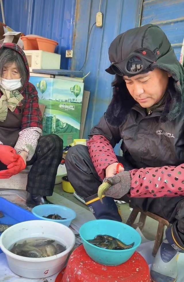 演员李飞:曾经的明星,现在卖鱼捡垃圾和妈妈一起生活_母亲_刘萌_知识