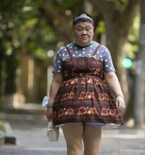 欢乐谷偶遇安福路小公主,穿少女装满脸褶子,面对镜头显拘谨_网友_房子