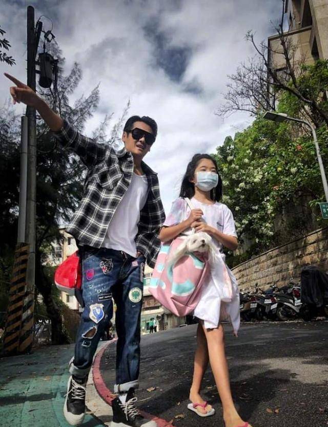 曹格与妻子带娃齐出行_Grace曹华恩 长大变美 曹格女儿